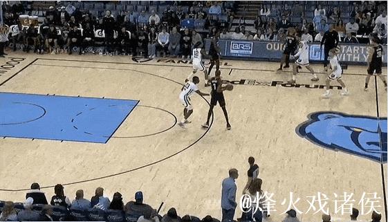 奥科吉底角发起突破,空中折叠闪躲过默里暴扣打成2+1 奥科吉底角发起突破,空中折叠闪躲过默里暴扣打成2+1